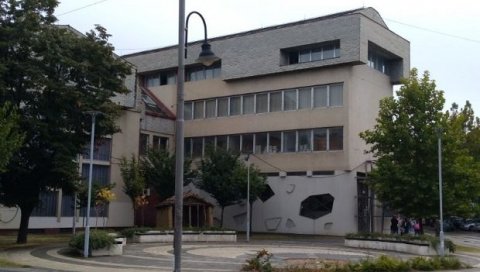 ПОСЕТИОЦИ СА МАСКАМА: Отварање изложбе Квадрат на куб у лесковачком музеју ПОСЕТИОЦИ СА МАСКАМА: Отварање изложбе Квадрат на куб у лесковачком музеју