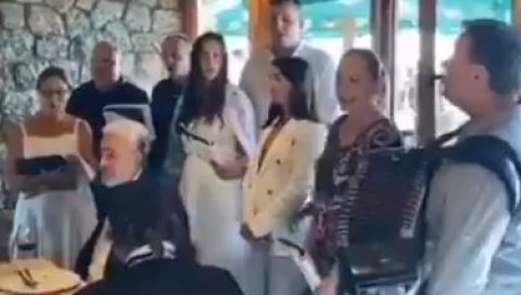 КРИВОКАПИЋ СЛАВИ ОДЛАЗАК ДПС-а УЗ ТАМО ДАЛЕКО: Кад су запевали овај стих сви су подигли чаше! (ВИДЕО) КРИВОКАПИЋ СЛАВИ ОДЛАЗАК ДПС-а УЗ ТАМО ДАЛЕКО: Кад су запевали овај стих сви су подигли чаше! (ВИДЕО)