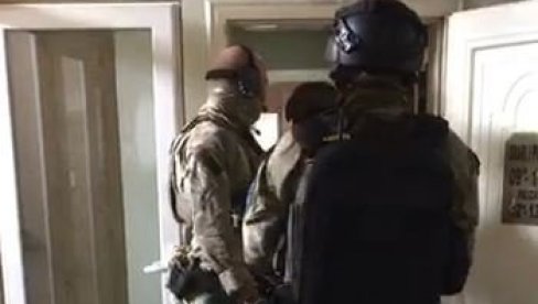 СНИМАК УПАДА СПЕЦИЈАЛАЦА ЕУЛЕКСА: Носили маске и аутоматске пушке, ухапшен председник Ослободилачке војске Косова (ВИДЕО) СНИМАК УПАДА СПЕЦИЈАЛАЦА ЕУЛЕКСА: Носили маске и аутоматске пушке, ухапшен председник Ослободилачке војске Косова (ВИДЕО)