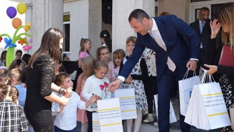 РАДОСТ КОД 3002 ДЕЦЕ: Општина Беране је и ове године обезбедила бесплатне уџбенике за све основце РАДОСТ КОД 3002 ДЕЦЕ: Општина Беране је и ове године обезбедила бесплатне уџбенике за све основце