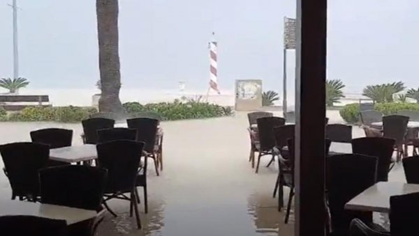 ОЛУЈА СЕ СРУЧИЛА НА ЦРНУ ГОРУ: Тиват под водом, ништа боље ни у Котору - улице поплављене, колапс у саобраћају (ВИДЕО) ОЛУЈА СЕ СРУЧИЛА НА ЦРНУ ГОРУ: Тиват под водом, ништа боље ни у Котору - улице поплављене, колапс у саобраћају (ВИДЕО)
