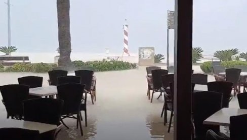 ОЛУЈА СЕ СРУЧИЛА НА ЦРНУ ГОРУ: Тиват под водом, ништа боље ни у Котору - улице поплављене, колапс у саобраћају (ВИДЕО) ОЛУЈА СЕ СРУЧИЛА НА ЦРНУ ГОРУ: Тиват под водом, ништа боље ни у Котору - улице поплављене, колапс у саобраћају (ВИДЕО)