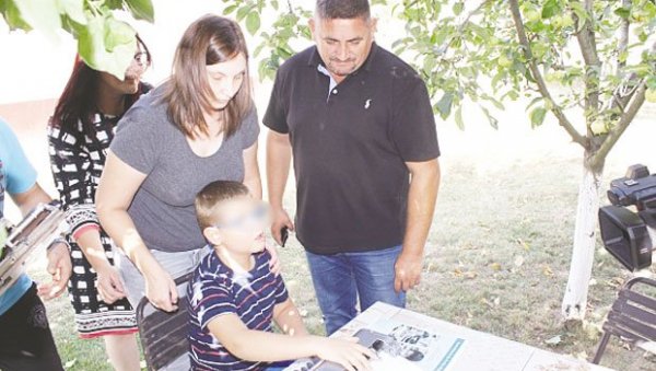 СТИГЛА НОВА БРАЈЕВА МАШИНА: Општина Рума обрадовала дечака Давида Тркуљу (8) из Жарковца и његове родитеље СТИГЛА НОВА БРАЈЕВА МАШИНА: Општина Рума обрадовала дечака Давида Тркуљу (8) из Жарковца и његове родитеље