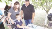 СТИГЛА НОВА БРАЈЕВА МАШИНА: Општина Рума обрадовала дечака Давида Тркуљу (8) из Жарковца и његове родитеље