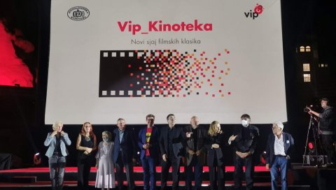 “МАЈСТОРИ” ОКУПИЛИ ВЕЛИКАНЕ ГЛУМЕ: Гала пројекција култног филма на Ташмајдану “МАЈСТОРИ” ОКУПИЛИ ВЕЛИКАНЕ ГЛУМЕ: Гала пројекција култног филма на Ташмајдану