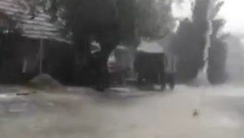 ХРВАТСКА НА УДАРУ: Стижу торнада и јаки ветрови - обилна киша већ погодила неке делове (ВИДЕО) ХРВАТСКА НА УДАРУ: Стижу торнада и јаки ветрови - обилна киша већ погодила неке делове (ВИДЕО)