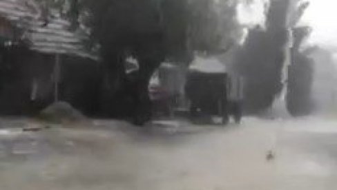 ХРВАТСКА НА УДАРУ: Стижу торнада и јаки ветрови - обилна киша већ погодила неке делове (ВИДЕО) ХРВАТСКА НА УДАРУ: Стижу торнада и јаки ветрови - обилна киша већ погодила неке делове (ВИДЕО)