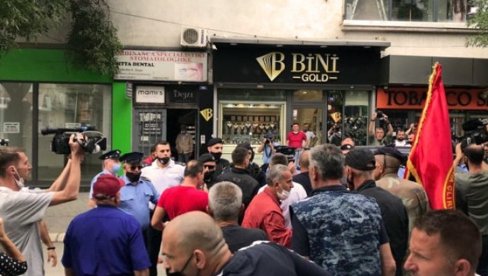 ЉУТИ ЗБОГ ХАПШЕЊА ГУЦАТИЈА: Ветерани тзв. ОВК бацали флаше на полицију ЉУТИ ЗБОГ ХАПШЕЊА ГУЦАТИЈА: Ветерани тзв. ОВК бацали флаше на полицију