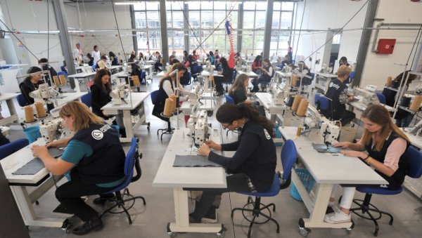 ПОСЛЕДИЦЕ КОРОНЕ НА ЗАПОСЛЕНЕ: Пандемија реже плате, а жене чешће остају без посла ПОСЛЕДИЦЕ КОРОНЕ НА ЗАПОСЛЕНЕ: Пандемија реже плате, а жене чешће остају без посла