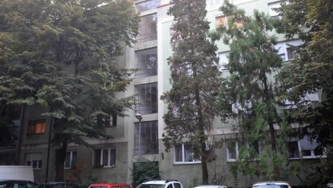 СУПРУГА И СИН ЗАНЕМЕЛИ ОД ТУГЕ: Мук у породици Крсник - испред стана погинулог пилота неутешни рођаци, пријатељи и колеге СУПРУГА И СИН ЗАНЕМЕЛИ ОД ТУГЕ: Мук у породици Крсник - испред стана погинулог пилота неутешни рођаци, пријатељи и колеге