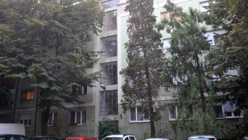 SUPRUGA I SIN ZANEMELI OD TUGE: Muk u porodici Krsnik - ispred stana poginulog pilota neutešni rođaci, prijatelji i kolege SUPRUGA I SIN ZANEMELI OD TUGE: Muk u porodici Krsnik - ispred stana poginulog pilota neutešni rođaci, prijatelji i kolege