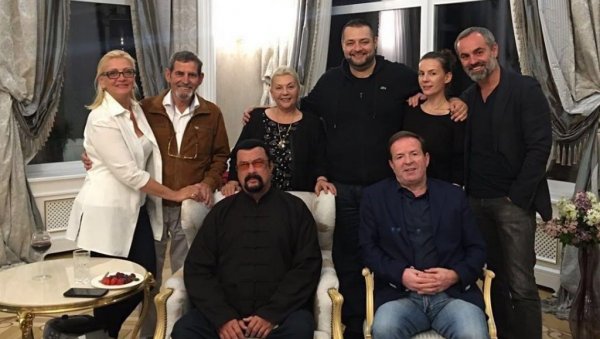 ДРУГУЈУ ДВЕ ДЕЦЕНИЈЕ: Богољуб Карић угостио славног Стивена Сигала ДРУГУЈУ ДВЕ ДЕЦЕНИЈЕ: Богољуб Карић угостио славног Стивена Сигала