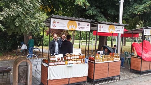 СРПСКИ МЕД ЦЕНЕ КУПЦИ У ЕУ: У Лозници у току сајам пчеларских производа, изборили се за тржиште СРПСКИ МЕД ЦЕНЕ КУПЦИ У ЕУ: У Лозници у току сајам пчеларских производа, изборили се за тржиште