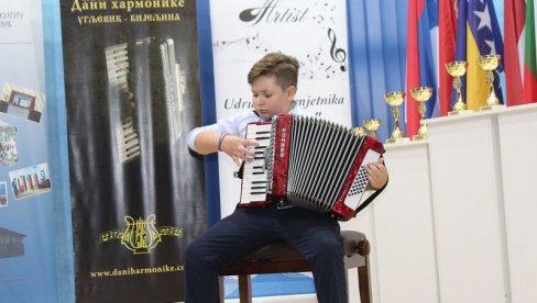 ДИВНЕ МЕЛОДИЈЕ ПОД МАЈЕВИЦОМ: Лауреати и руски уметник Јуриј Шишкин отворили међународни фестивал Дани хармонике у Угљевику ДИВНЕ МЕЛОДИЈЕ ПОД МАЈЕВИЦОМ: Лауреати и руски уметник Јуриј Шишкин отворили међународни фестивал Дани хармонике у Угљевику