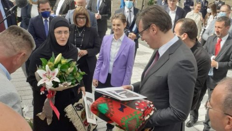 МОНАХИЊА МАРИЈА ДОНЕЛА ПОКЛОНЕ ЗА ПРЕДСЕДНИКА: Ево шта је Вучић добио из манастира у Прањанима (ФОТО) МОНАХИЊА МАРИЈА ДОНЕЛА ПОКЛОНЕ ЗА ПРЕДСЕДНИКА: Ево шта је Вучић добио из манастира у Прањанима (ФОТО)