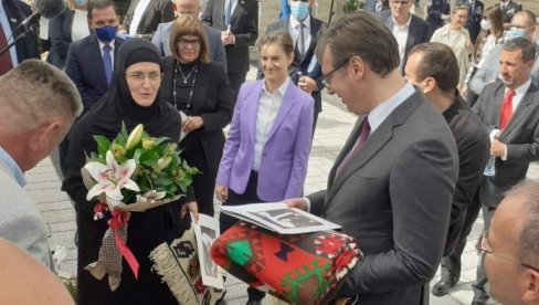 MONAHINJA MARIJA DONELA POKLONE ZA PREDSEDNIKA: Evo šta je Vučić dobio iz manastira u Pranjanima (FOTO) MONAHINJA MARIJA DONELA POKLONE ZA PREDSEDNIKA: Evo šta je Vučić dobio iz manastira u Pranjanima (FOTO)