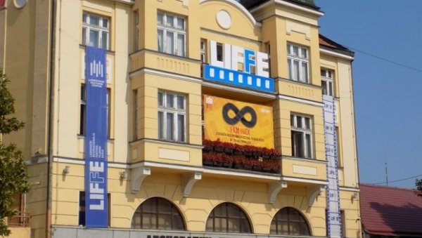 У ЛЕСКОВЦУ ДВЕ СРПСКЕ ПРЕМИЈЕРЕ: Филмски сладокусци дочекали ревију најбољих и најновијих филмова из целог региона У ЛЕСКОВЦУ ДВЕ СРПСКЕ ПРЕМИЈЕРЕ: Филмски сладокусци дочекали ревију најбољих и најновијих филмова из целог региона