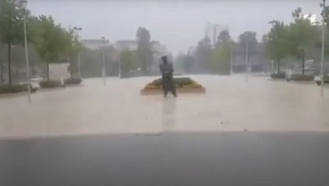 ОЛУЈА СЕ СРУЧИЛА НА НИКШИЋ: Поплављени подруми, ватрогасцима удар грома погасио телефоне (ВИДЕО) ОЛУЈА СЕ СРУЧИЛА НА НИКШИЋ: Поплављени подруми, ватрогасцима удар грома погасио телефоне (ВИДЕО)