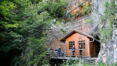 SPREMNA ZA TURISTE: Titova pećina u Drvaru ponovo otvorena, a evo kako danas izgleda (FOTO) SPREMNA ZA TURISTE: Titova pećina u Drvaru ponovo otvorena, a evo kako danas izgleda (FOTO)