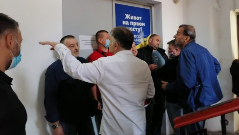 ХАОС У СЕДИШТУ ДЕМОКРАТСКЕ СТРАНКЕ: У централу упали Лутовчеви људи, поломили кутије и цепали листиће (ФОТО/ВИДЕО) ХАОС У СЕДИШТУ ДЕМОКРАТСКЕ СТРАНКЕ: У централу упали Лутовчеви људи, поломили кутије и цепали листиће (ФОТО/ВИДЕО)