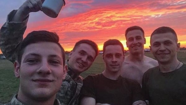 ИСПОВЕСТ КАДЕТА КОЈИ ЈЕ ПРЕЖИВЕО ПАД АНТОНОВА: Све је било као у игрици, гасио је колегу који се запалио (ФОТО) ИСПОВЕСТ КАДЕТА КОЈИ ЈЕ ПРЕЖИВЕО ПАД АНТОНОВА: Све је било као у игрици, гасио је колегу који се запалио (ФОТО)