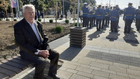ДЕЛИЛИ СМО И ПОСЛЕДЊЕ ПАРЧЕ ХЛЕБА: Радољуб Јанковић о томе како је његова породица током рата бринула о савезничким пилотима ДЕЛИЛИ СМО И ПОСЛЕДЊЕ ПАРЧЕ ХЛЕБА: Радољуб Јанковић о томе како је његова породица током рата бринула о савезничким пилотима
