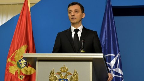 ОПЕТ МУ СЕ ПРИВИЂА ФАШИЗАМ У ЦРНОЈ ГОРИ: Министар одбране Црне Горе позива на борбу ОПЕТ МУ СЕ ПРИВИЂА ФАШИЗАМ У ЦРНОЈ ГОРИ: Министар одбране Црне Горе позива на борбу