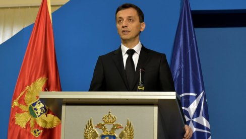 ОПЕТ МУ СЕ ПРИВИЂА ФАШИЗАМ У ЦРНОЈ ГОРИ: Министар одбране Црне Горе позива на борбу ОПЕТ МУ СЕ ПРИВИЂА ФАШИЗАМ У ЦРНОЈ ГОРИ: Министар одбране Црне Горе позива на борбу