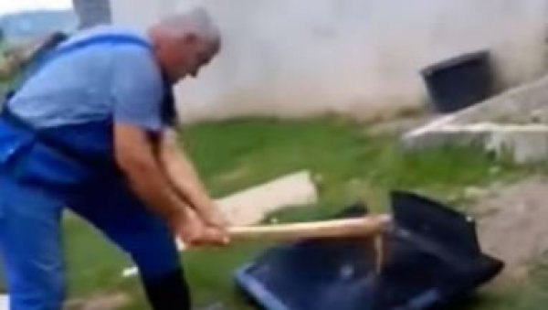 КРАМПОМ РАЗБИО ТЕЛЕВИЗОР ЗБОГ КОРОНЕ: Мирсад насмејао цео регион, али њему више није смешно (ВИДЕО) КРАМПОМ РАЗБИО ТЕЛЕВИЗОР ЗБОГ КОРОНЕ: Мирсад насмејао цео регион, али њему више није смешно (ВИДЕО)