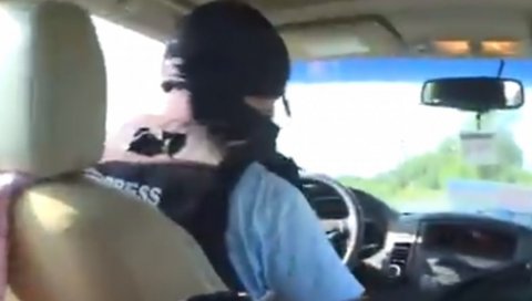УМАЛО ДА ИЗГУБЕ ГЛАВЕ: Турски новинари били близу удара јерменских пројектила (ВИДЕО) УМАЛО ДА ИЗГУБЕ ГЛАВЕ: Турски новинари били близу удара јерменских пројектила (ВИДЕО)