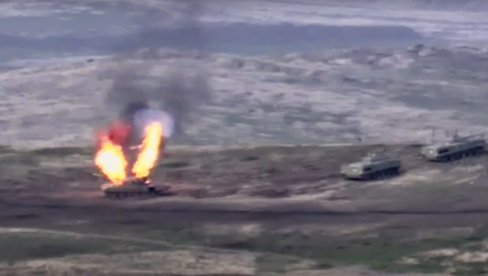 ОВАКО СЕ УНИШТАВАЈУ ТЕНКОВИ: За три сата азербејџанци изгубили 12 тенкова (ВИДЕО) ОВАКО СЕ УНИШТАВАЈУ ТЕНКОВИ: За три сата азербејџанци изгубили 12 тенкова (ВИДЕО)