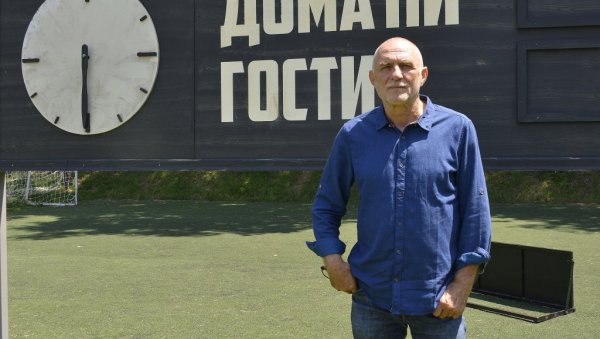 РАТ САОПШТЕЊИМА ЗБОГ СЕРИЈЕ! Лазар Ристовски разбеснео Звездаше, славни глумац одговара: Неће им пасти круна с главе РАТ САОПШТЕЊИМА ЗБОГ СЕРИЈЕ! Лазар Ристовски разбеснео Звездаше, славни глумац одговара: Неће им пасти круна с главе