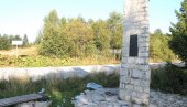БЕЛЕЗИ СЕ НЕ ВИДЕ ОД ТРАВЕ: Немар у одржавању спомен-обележја устаницима на Јавору БЕЛЕЗИ СЕ НЕ ВИДЕ ОД ТРАВЕ: Немар у одржавању спомен-обележја устаницима на Јавору