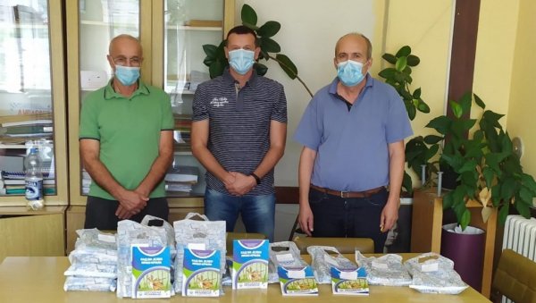 ЛЕКТИРА ЗА „ПРВАЧИЋЕ“: Поклони за ђаке у крупањском крају ЛЕКТИРА ЗА „ПРВАЧИЋЕ“: Поклони за ђаке у крупањском крају