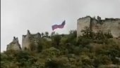 TROBOJKA OSVANULA IZNAD ZVEČANA: Ruska zastava se vijori na Kosovu i Metohiji (VIDEO) TROBOJKA OSVANULA IZNAD ZVEČANA: Ruska zastava se vijori na Kosovu i Metohiji (VIDEO)