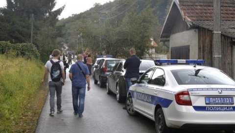 ЕВО ШТА СЕ ДЕСИЛО НЕКОЛИКО МИНУТА ПРЕ УБИСТВА: Детаљи трагедије у Осечини - пришао је његовој жени и поставио јој једно питање ЕВО ШТА СЕ ДЕСИЛО НЕКОЛИКО МИНУТА ПРЕ УБИСТВА: Детаљи трагедије у Осечини - пришао је његовој жени и поставио јој једно питање