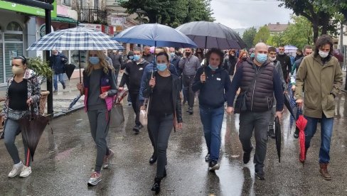 KONOBARI STRAHUJU OD OTKAZA: Na nove restriktivne mere NKT nikšićki ugostitelji odgovorili protestom KONOBARI STRAHUJU OD OTKAZA: Na nove restriktivne mere NKT nikšićki ugostitelji odgovorili protestom