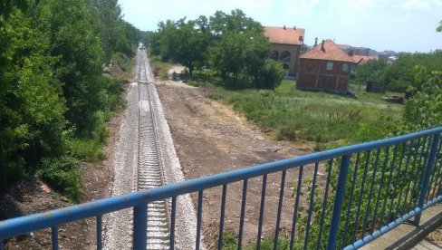 DETALJI NESREĆE KOD KOSTOLCA Mladić sedeo na šinama, kada je njega naleteo voz DETALJI NESREĆE KOD KOSTOLCA Mladić sedeo na šinama, kada je njega naleteo voz