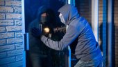 ШОУ НА НОВОМ БЕОГРАДУ: Лопови упали у апотеку, храбра радница их закључала унутра ШОУ НА НОВОМ БЕОГРАДУ: Лопови упали у апотеку, храбра радница их закључала унутра