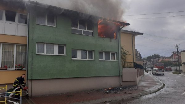 СНИМАК ПОЖАРА ВРТИЋА У ВЛАСОТИНЦУ: Дим куља, децу евакуишу (ВИДЕО) СНИМАК ПОЖАРА ВРТИЋА У ВЛАСОТИНЦУ: Дим куља, децу евакуишу (ВИДЕО)