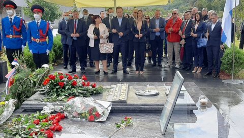 ЈЕЛИЋ JE ОСТАВИО НЕИЗБРИСИВ ТРАГ У РАЗВОЈУ СРПСКЕ: Обележена 13. годишњица од смрти шестог председника РС ЈЕЛИЋ JE ОСТАВИО НЕИЗБРИСИВ ТРАГ У РАЗВОЈУ СРПСКЕ: Обележена 13. годишњица од смрти шестог председника РС