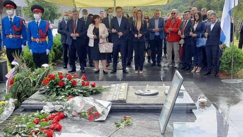 ЈЕЛИЋ JE ОСТАВИО НЕИЗБРИСИВ ТРАГ У РАЗВОЈУ СРПСКЕ: Обележена 13. годишњица од смрти шестог председника РС ЈЕЛИЋ JE ОСТАВИО НЕИЗБРИСИВ ТРАГ У РАЗВОЈУ СРПСКЕ: Обележена 13. годишњица од смрти шестог председника РС