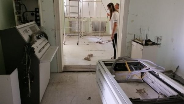 ПОСЛЕ 40 ГОДИНА: Нов рендген- апарат варваринском Дому здравља ПОСЛЕ 40 ГОДИНА: Нов рендген- апарат варваринском Дому здравља
