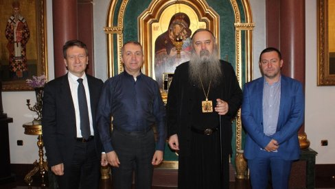 УМЕТНОСТ БРСАТСТО ЈАЧА: Руски уметник хармонике Јуриј Шишкин на пријему код Епископа Фотија УМЕТНОСТ БРСАТСТО ЈАЧА: Руски уметник хармонике Јуриј Шишкин на пријему код Епископа Фотија