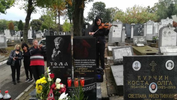 ОБЕЛЕЖЕНА ГОДИШЊИЦА СМРТИ ТОМЕ ЗДРАВКОВИЋА: Погледајте призоре са Централног гробља где је сахрањен (ФОТО/ВИДЕО) ОБЕЛЕЖЕНА ГОДИШЊИЦА СМРТИ ТОМЕ ЗДРАВКОВИЋА: Погледајте призоре са Централног гробља где је сахрањен (ФОТО/ВИДЕО)