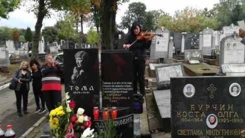 ОБЕЛЕЖЕНА ГОДИШЊИЦА СМРТИ ТОМЕ ЗДРАВКОВИЋА: Погледајте призоре са Централног гробља где је сахрањен (ФОТО/ВИДЕО) ОБЕЛЕЖЕНА ГОДИШЊИЦА СМРТИ ТОМЕ ЗДРАВКОВИЋА: Погледајте призоре са Централног гробља где је сахрањен (ФОТО/ВИДЕО)
