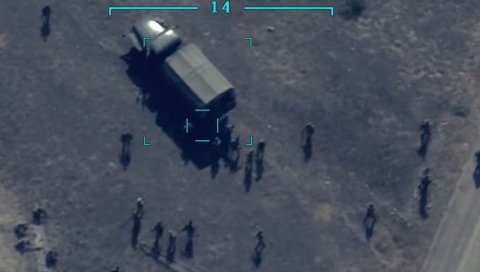 ОБЈАВЉЕН СНИМАК ИЗ ВАЗДУХА: Граната погађа групу јерменских војника (ВИДЕО) ОБЈАВЉЕН СНИМАК ИЗ ВАЗДУХА: Граната погађа групу јерменских војника (ВИДЕО)