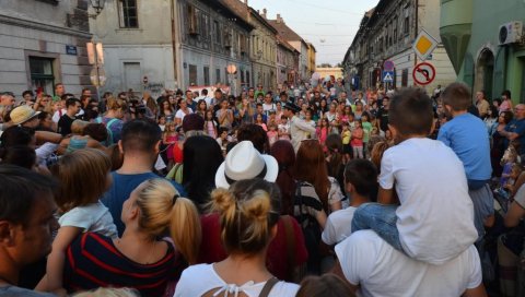 МУЗИКА У ДВОРИШТУ, ПУБЛИКА НА ПРОЗОРУ: Фестивал уличних свирача у десет квартова МУЗИКА У ДВОРИШТУ, ПУБЛИКА НА ПРОЗОРУ: Фестивал уличних свирача у десет квартова