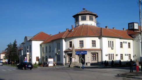 MEDICINSKI TEHNIČAR TUKAO PACIJENTE I KOLEGINICU: Haos u Bogatiću - Bio je razjaren, urlao je kako mu je dosta svega MEDICINSKI TEHNIČAR TUKAO PACIJENTE I KOLEGINICU: Haos u Bogatiću - Bio je razjaren, urlao je kako mu je dosta svega