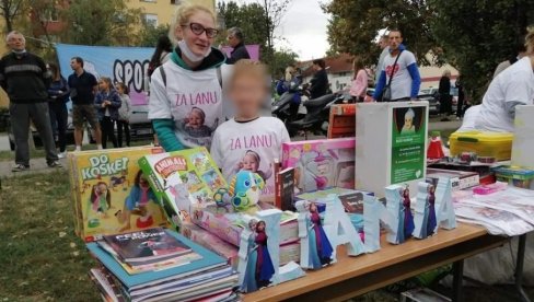 ЗА ЛЕЧЕЊЕ МАЛЕ ЛАНЕ САКУПЉЕНО ВИШЕ ИД 260 ХИЉАДА ДИНАРА: Две хуманитарне манифестације на новосадској Детелинари ЗА ЛЕЧЕЊЕ МАЛЕ ЛАНЕ САКУПЉЕНО ВИШЕ ИД 260 ХИЉАДА ДИНАРА: Две хуманитарне манифестације на новосадској Детелинари